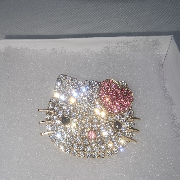 New Hello Kitty Brooch Rhinestone Pin Cat Kitten Gold Or Silver Select‎ 1 - Picture 3 of 5